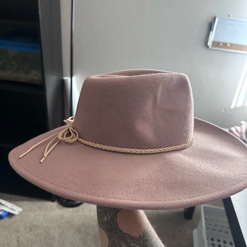 Like New Elegant Tan Wide-Brim Cowgirl Hat - Picture 2 of 4
